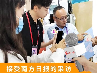 金環(huán)領(lǐng)導(dǎo)采訪(fǎng)中1