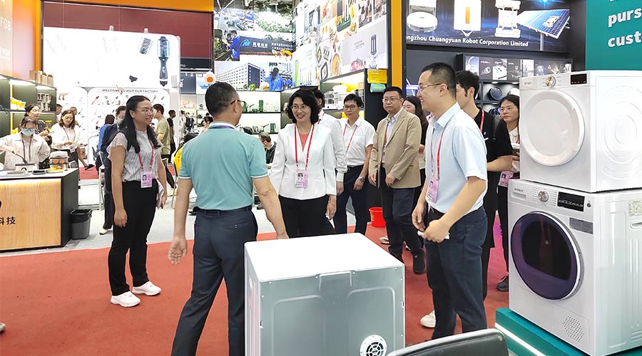 廣交會(huì)迎來(lái)大咖！江門(mén)市市長(zhǎng)親臨金環(huán)電器展位參觀(guān)交流
