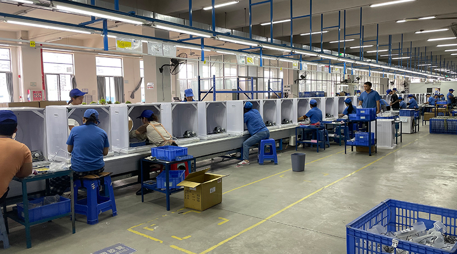 四月訂單高峰，車間繁忙景象