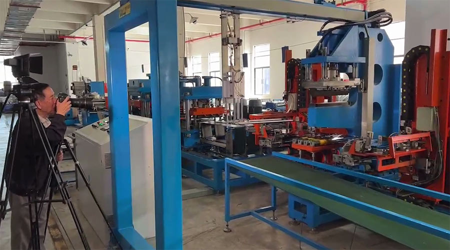 金環(huán)電器自動化生產(chǎn)  吸引大型家電企業(yè)領(lǐng)導前來走訪拍攝